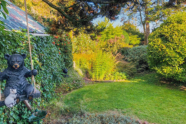 Bear statue in the garden of Penlaurel.