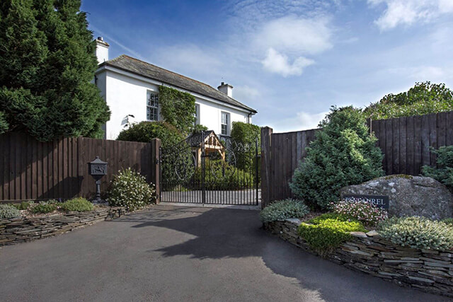 Exterior image of Penlaurel holiday cottage, drive and gates into the holiday let.