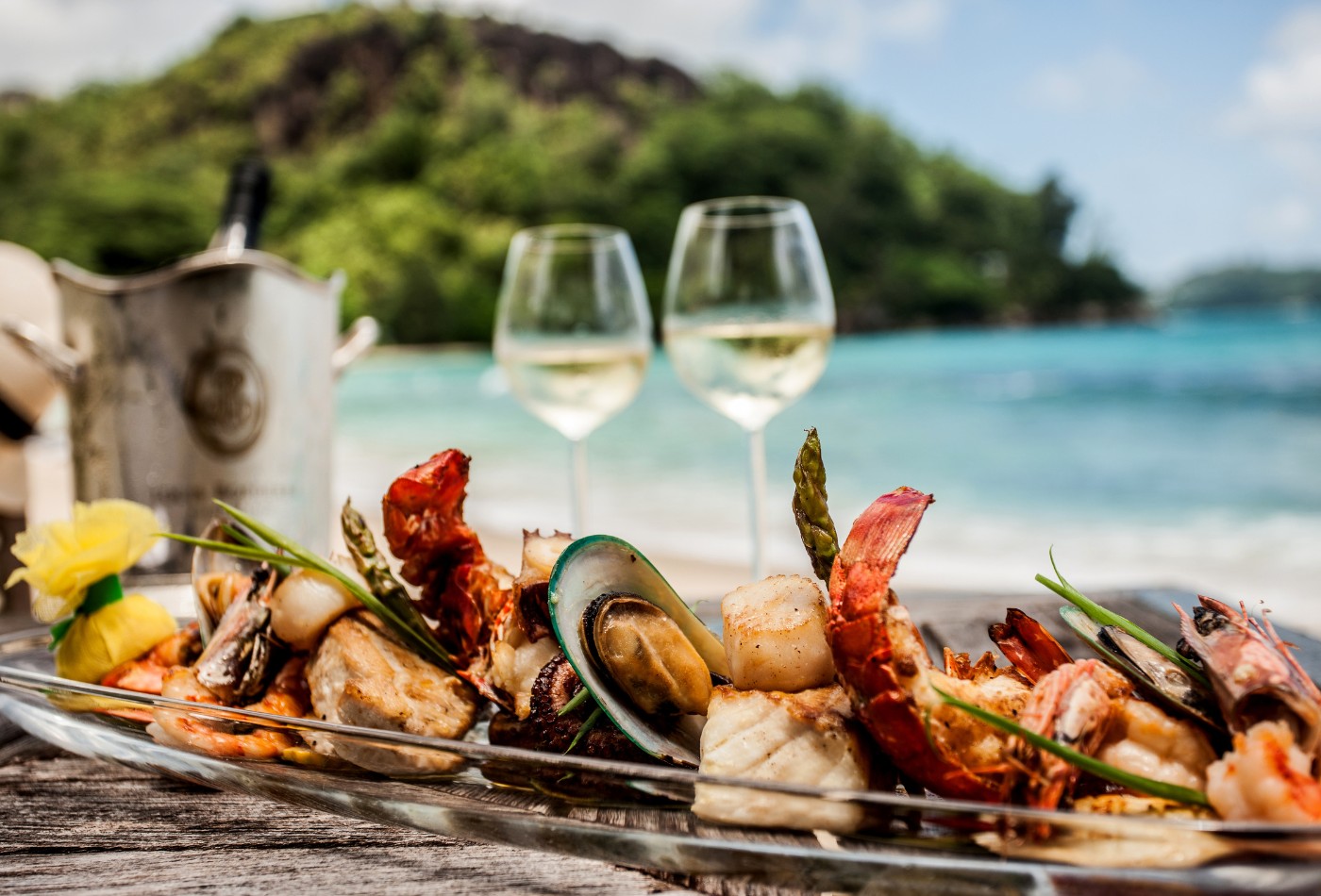 Seafood platter and white wine in front of a sea view | Best restaurants in Cornwall