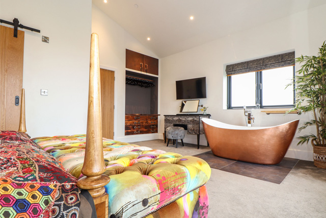 Choosing a Holiday Let Agency in Cornwall | Copper Bath at Sea the View, Sennen
