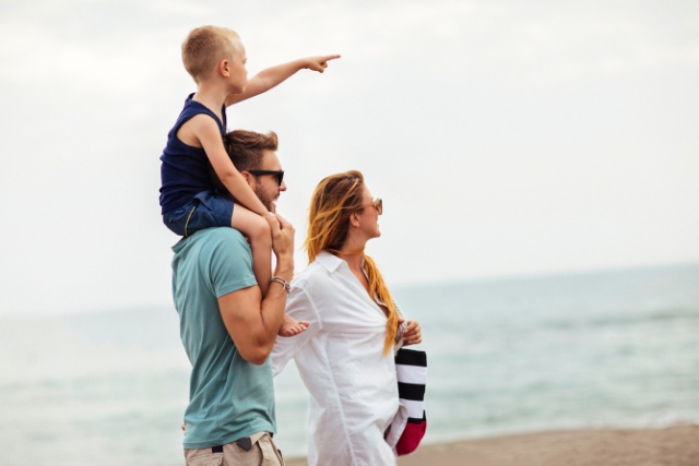 Tips on Holiday Let Advertising and Marketing | A young family walking along the beach