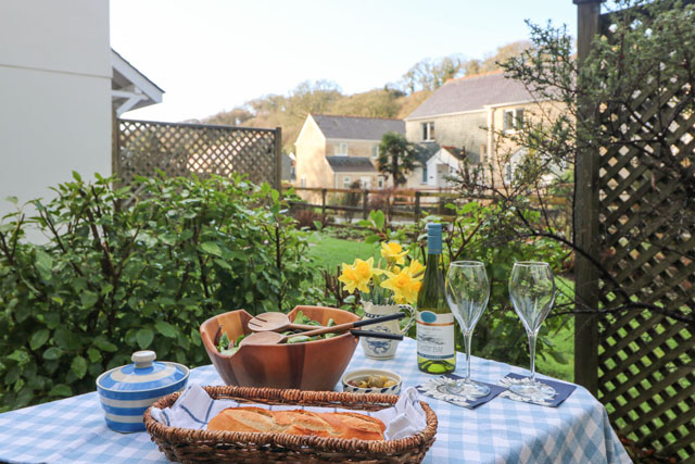 Daffodils on an outdoor table at Breeze Cottage, Falmouth